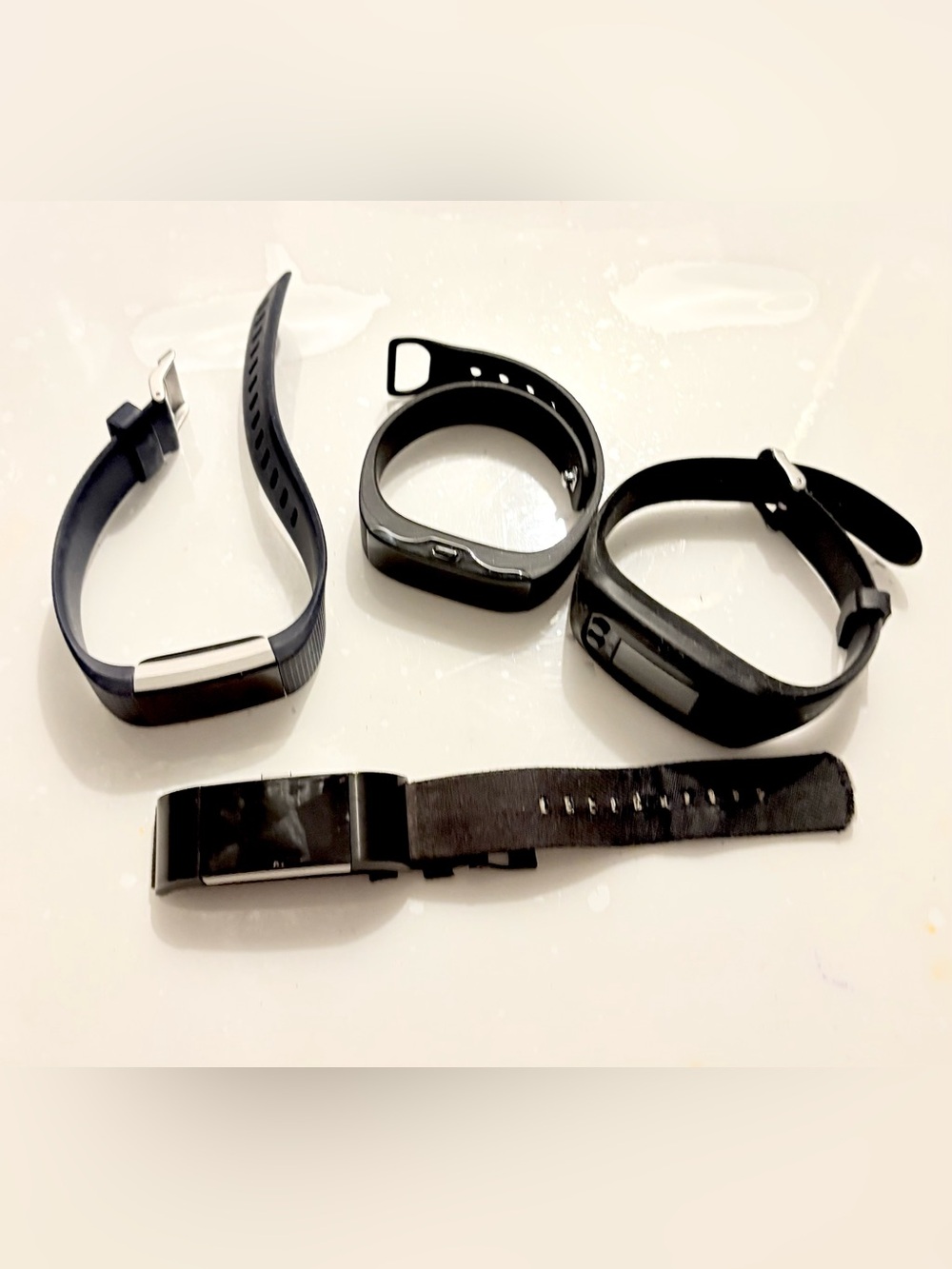 Lot of 4 Activity Tracker
Wristbands Fitness Bands Black
For Parts Or Repair